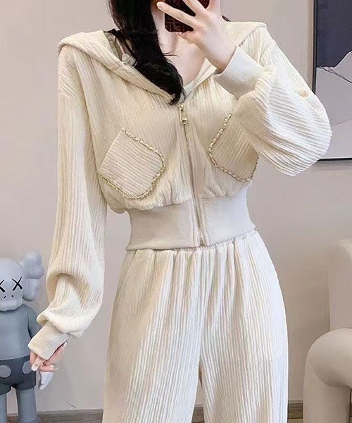 gossip！ロサンゼルス（ゴシップロサンゼルス）の「フード付きクロップドジャケット ハイウエストワイドパンツ セットアップ レディース 2 色展開（セットアップ・レディース・ブラック/オフホワイト・S/M）」の4枚目の写真
