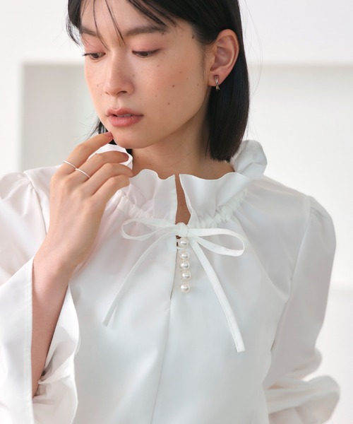 RUIRUE BOUTIQUE(ルイルエブティック)の「洗える | パールボタン フリル ブラウス | レディース トップス 体型カバー 長袖 オケージョン オフィスカジュアル きれいめ 大人かわいい シャツ(シャツ/ブラウス・レディース・ブラック/グレー/オフホワイト・S/M/L/LL)」の4枚目の写真