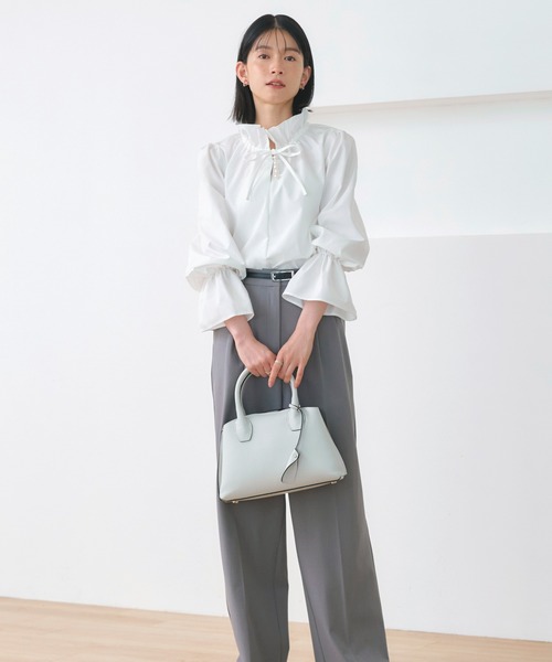RUIRUE BOUTIQUE(ルイルエブティック)の「洗える | パールボタン フリル ブラウス | レディース トップス 体型カバー 長袖 オケージョン オフィスカジュアル きれいめ 大人かわいい シャツ(シャツ/ブラウス・レディース・ブラック/グレー/オフホワイト・S/M/L/LL)」の5枚目の写真