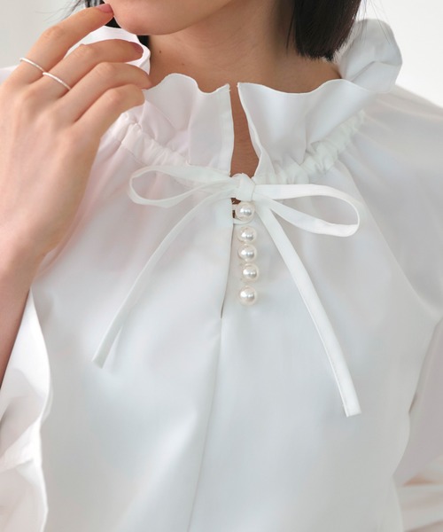 RUIRUE BOUTIQUE(ルイルエブティック)の「洗える | パールボタン フリル ブラウス | レディース トップス 体型カバー 長袖 オケージョン オフィスカジュアル きれいめ 大人かわいい シャツ(シャツ/ブラウス・レディース・ブラック/グレー/オフホワイト・S/M/L/LL)」の8枚目の写真