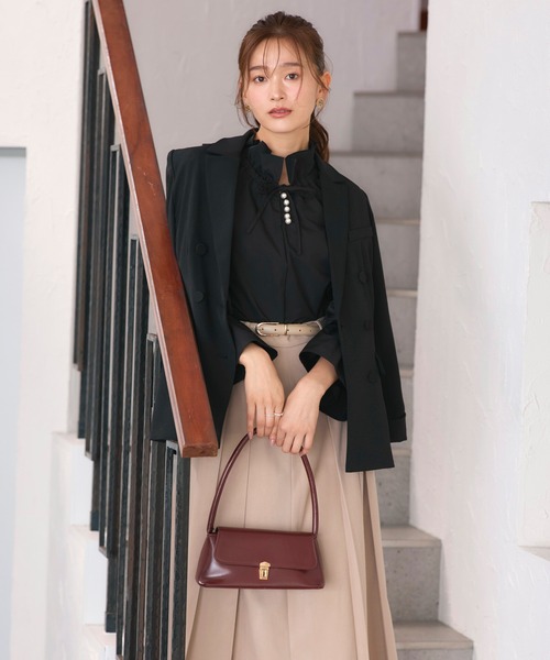 RUIRUE BOUTIQUE(ルイルエブティック)の「洗える | パールボタン フリル ブラウス | レディース トップス 体型カバー 長袖 オケージョン オフィスカジュアル きれいめ 大人かわいい シャツ(シャツ/ブラウス・レディース・ブラック/グレー/オフホワイト・S/M/L/LL)」の11枚目の写真