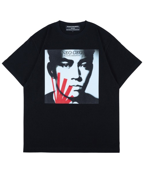 MEDICOM TOY(メディコムトイ)の「MLE 坂本龍一 「NEO GEO」 TEE(Tシャツ/カットソー・メンズ・ブラック・X-LARGE/SMALL/MEDIUM/LARGE)」の1枚目の写真