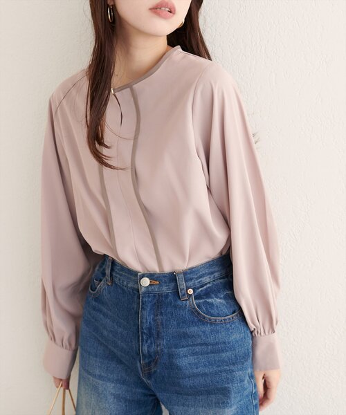 natural couture（ナチュラルクチュール）の「メタルホック付きパイピングブラウス（シャツ/ブラウス・レディース・ベージュ/ネイビー/アイボリー/ピンクベージュ/グレー・FREE）」の5枚目の写真