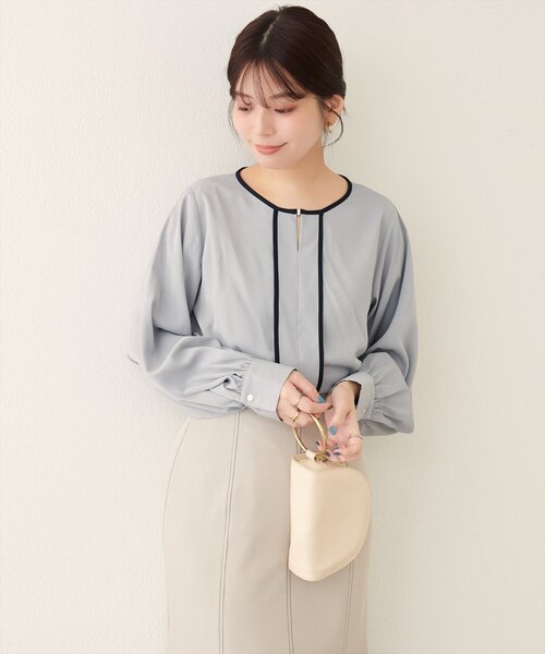 natural couture（ナチュラルクチュール）の「メタルホック付きパイピングブラウス（シャツ/ブラウス・レディース・ベージュ/ネイビー/アイボリー/ピンクベージュ/グレー・FREE）」の3枚目の写真