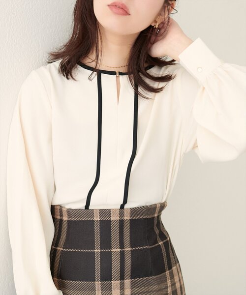 natural couture（ナチュラルクチュール）の「メタルホック付きパイピングブラウス（シャツ/ブラウス・レディース・ベージュ/ネイビー/アイボリー/ピンクベージュ/グレー・FREE）」の2枚目の写真