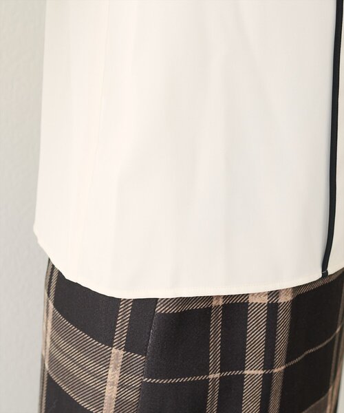 natural couture（ナチュラルクチュール）の「メタルホック付きパイピングブラウス（シャツ/ブラウス・レディース・ベージュ/ネイビー/アイボリー/ピンクベージュ/グレー・FREE）」の7枚目の写真