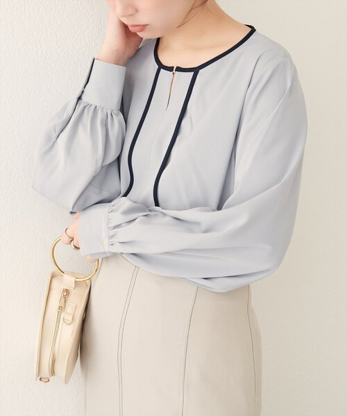 natural couture（ナチュラルクチュール）の「メタルホック付きパイピングブラウス（シャツ/ブラウス・レディース・ベージュ/ネイビー/アイボリー/ピンクベージュ/グレー・FREE）」の8枚目の写真