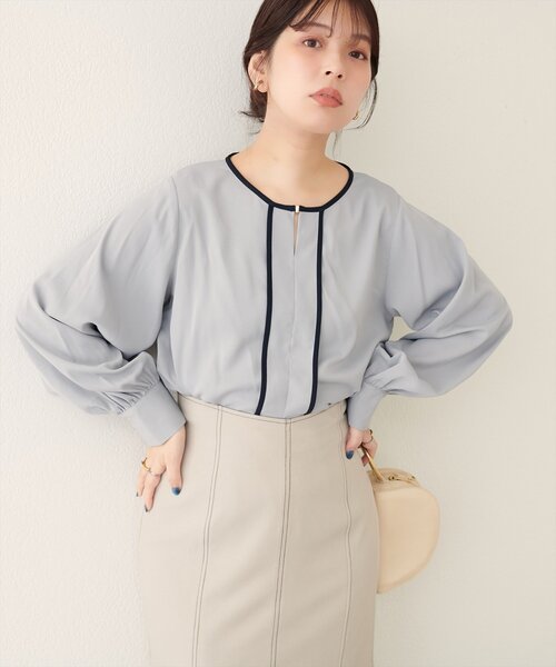 natural couture（ナチュラルクチュール）の「メタルホック付きパイピングブラウス（シャツ/ブラウス・レディース・ベージュ/ネイビー/アイボリー/ピンクベージュ/グレー・FREE）」の13枚目の写真