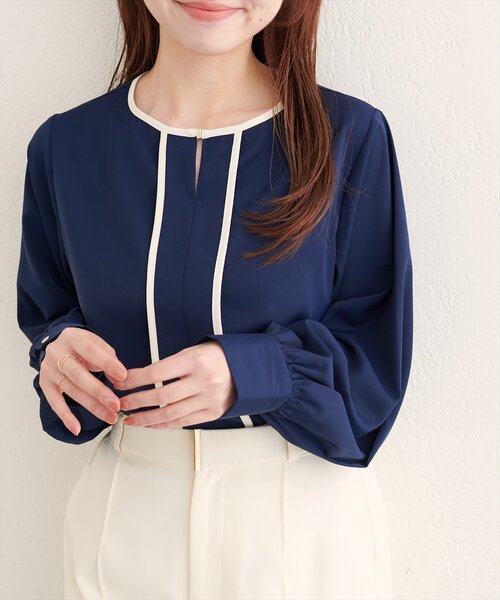 natural couture（ナチュラルクチュール）の「メタルホック付きパイピングブラウス（シャツ/ブラウス・レディース・ベージュ/ネイビー/アイボリー/ピンクベージュ/グレー・FREE）」の6枚目の写真