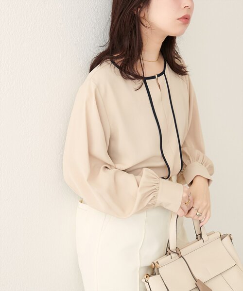 natural couture（ナチュラルクチュール）の「メタルホック付きパイピングブラウス（シャツ/ブラウス・レディース・ベージュ/ネイビー/アイボリー/ピンクベージュ/グレー・FREE）」の22枚目の写真