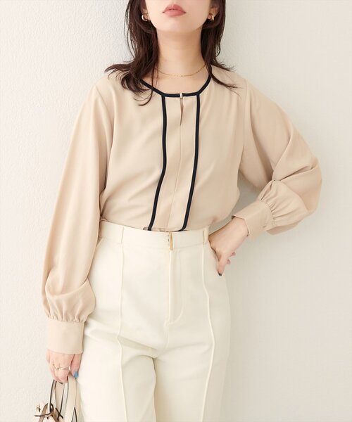 natural couture（ナチュラルクチュール）の「メタルホック付きパイピングブラウス（シャツ/ブラウス・レディース・ベージュ/ネイビー/アイボリー/ピンクベージュ/グレー・FREE）」の20枚目の写真