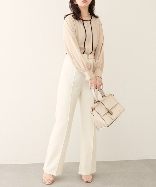 natural couture（ナチュラルクチュール）の「メタルホック付きパイピングブラウス（シャツ/ブラウス・レディース・ベージュ/ネイビー/アイボリー/ピンクベージュ/グレー・FREE）」の10枚目の写真