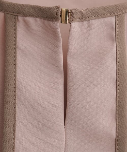 natural couture（ナチュラルクチュール）の「メタルホック付きパイピングブラウス（シャツ/ブラウス・レディース・ベージュ/ネイビー/アイボリー/ピンクベージュ/グレー・FREE）」の14枚目の写真