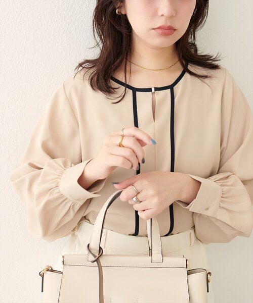 natural couture（ナチュラルクチュール）の「メタルホック付きパイピングブラウス（シャツ/ブラウス・レディース・ベージュ/ネイビー/アイボリー/ピンクベージュ/グレー・FREE）」の4枚目の写真