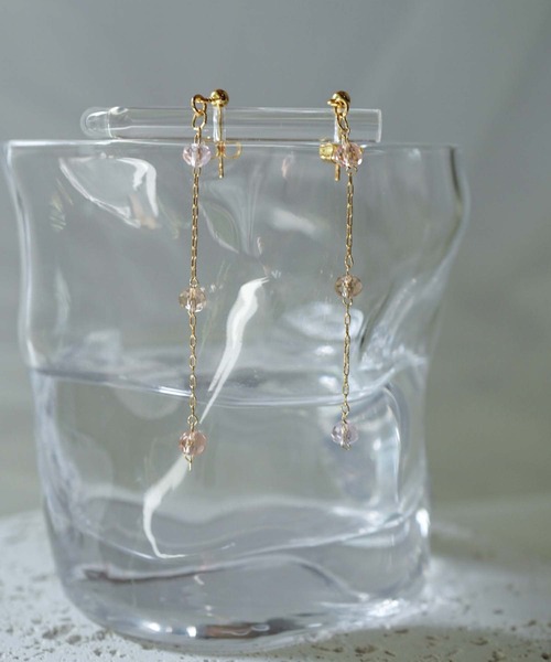 CERCA（チェルカ）の「saran jewelry/3つのガラスビーズ チェーン ピアス/アレルギー対応（ピアス（両耳用）・レディース・クリア/ホワイト×ブルー/ブラック/ピンク系その他・FREE）」の6枚目の写真