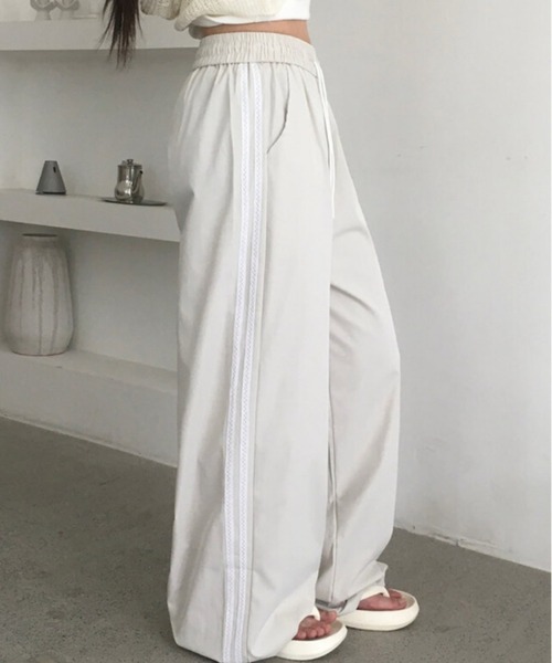 anyonemore(エニワンモア)の「anyonemore(エニワンモア)/サイドレースライン ドローストリング トラック トレーニング パンツ/Dove Line Track Training Pants(その他パンツ・レディース・ベージュ/ネイビー/ブラック・FREE)」の1枚目の写真