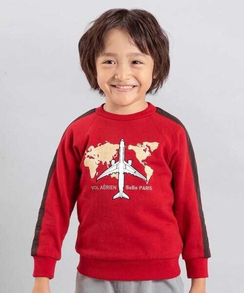 BeBe（ベベ）の「【JALコラボ】飛行機刺しゅう袖切り替えラグラントレーナー（スウェット・キッズ・レッド/ネイビー・130cm/120cm/100cm/110cm）」の2枚目の写真