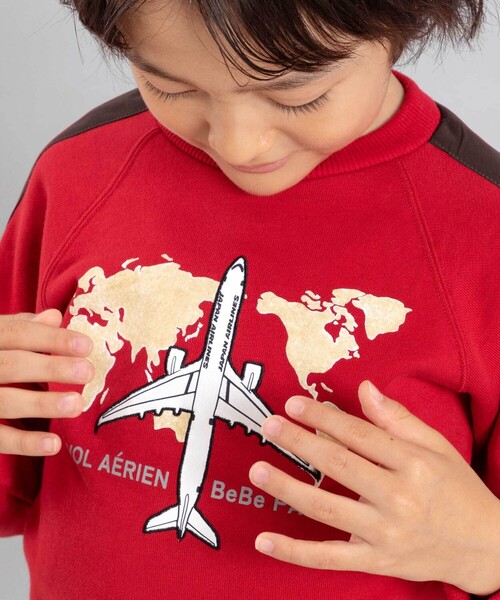 BeBe（ベベ）の「【JALコラボ】飛行機刺しゅう袖切り替えラグラントレーナー（スウェット・キッズ・レッド/ネイビー・130cm/120cm/100cm/110cm）」の5枚目の写真