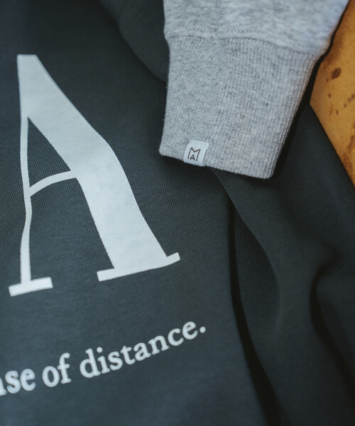 Firsthand（ファーストハンド）の「MA Firsthand/マ ファーストハンド MA プリントロゴ クルーネックスウェット / 裏毛 / リラックスフィット（スウェット・メンズ・オリーブ/ブラック/グレー・MEDIUM/LARGE）」の5枚目の写真