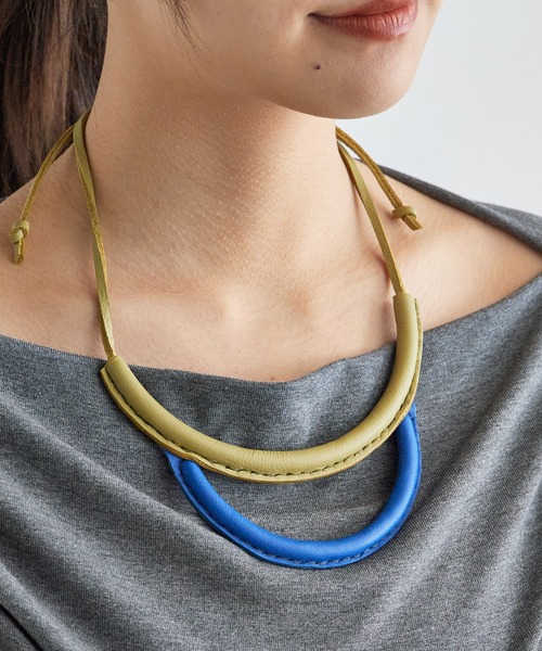 Crescioni（クレッシオーニ）の「crescioni/クレッシオーニ arc necklace ラティーゴレザー ハンドメイドネックレス（ネックレス・レディース・その他1/その他5/その他/その他4/その他3/その他2・FREE）」の4枚目の写真