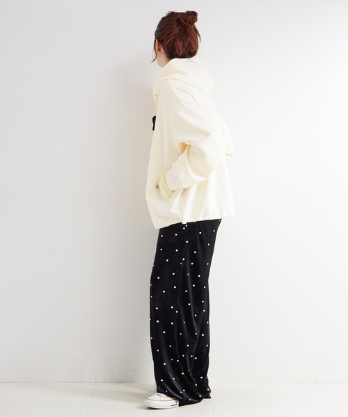 B.C STOCK(ベーセーストック)の「ウォッシャブル / ブローチ付きフードパーカー(パーカー・レディース・ブラック/アイボリー/グレー・FREE)」の6枚目の写真