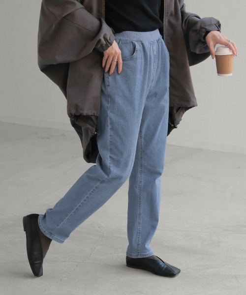 HUG.U(ハグユー)の「<選べるM~3Lサイズ・2丈> 激楽テーパードデニムパンツ(デニムパンツ・レディース・インディゴブルー/ライトインディゴブルー/ブルー・3L(トール丈)/2L(トール丈)/M(トール丈)/L(トール丈)/2L(レギュラー丈)/M(レギュラー丈)/L(レギュラー丈)/3L(レギュラー丈))」の4枚目の写真
