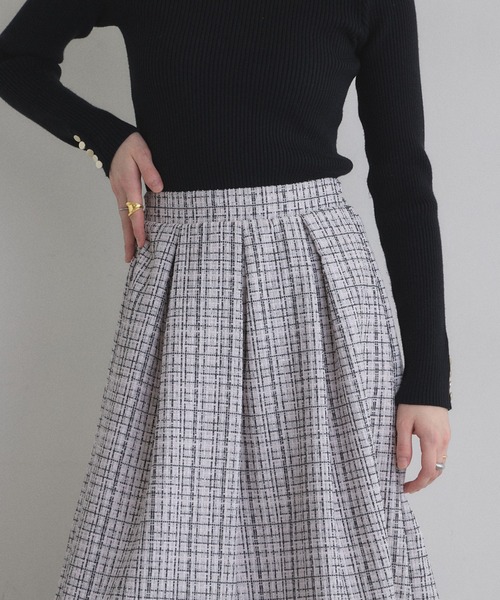 &. NOSTALGIA（アンドドットノスタルジア）の「ツイードタックフレアスカート（スカート・レディース・ブラック/オフホワイト/ブルー・M）」の6枚目の写真