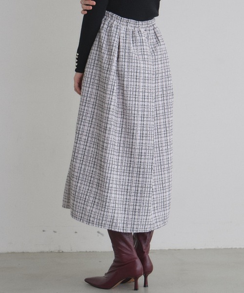 &. NOSTALGIA（アンドドットノスタルジア）の「ツイードタックフレアスカート（スカート・レディース・ブラック/オフホワイト/ブルー・M）」の8枚目の写真