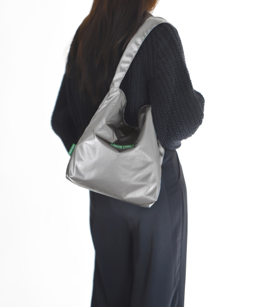 GREEN STUFF（グリーンスタッフ）の「seem full bag 62 - metallic nylon titanium silver（エコバッグ/サブバッグ・レディース・その他・FREE）」の5枚目の写真