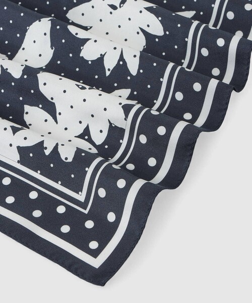 ANAYI（アナイ）の「ドットフラワープリントスカーフ（バンダナ/スカーフ・レディース・ダークネイビー・FREE）」の5枚目の写真