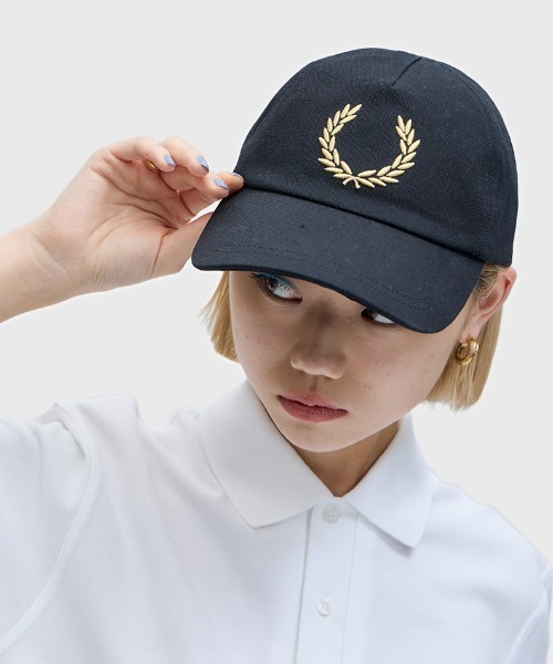 FRED PERRY(フレッドペリー)の「Bold Branding Canvas Cap/ボールドロゴキャンバスキャップ(キャップ・メンズ・ブラック・ONE SIZE)」の1枚目の写真