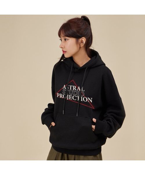 ASTRAL PROJECTION(アストラルプロジェクション)の「トライアングルロゴオーバーサイズワイドショルダーフードパーカー_ブラック(パーカー・メンズ・その他・LARGE/MEDIUM/X-LARGE/XX-LARGE)」の3枚目の写真