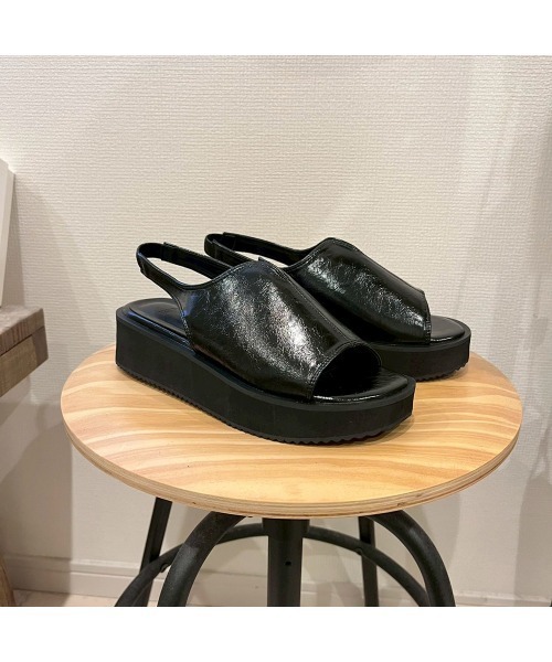 Flugge(フラッジー)の「プラットフォームサンダル(サンダル・レディース・ブラック/アイボリー・24cm/23cm)」の2枚目の写真