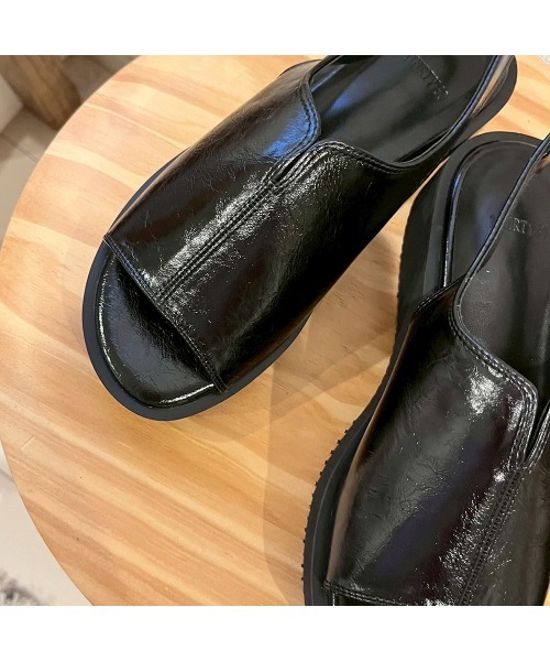 Flugge(フラッジー)の「プラットフォームサンダル(サンダル・レディース・ブラック/アイボリー・24cm/23cm)」の6枚目の写真