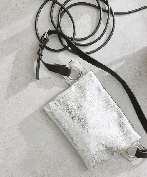 ear PAPILLONNER(イアパピヨネ)の「【kawa-kawa(カワカワ)】NO1533 incasボディバッグM(ショルダーバッグ・レディース・シルバー・FREE)」の1枚目の写真