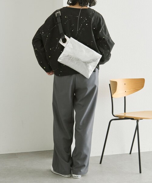 ear PAPILLONNER(イアパピヨネ)の「【kawa-kawa(カワカワ)】NO1533 incasボディバッグM(ショルダーバッグ・レディース・シルバー・FREE)」の2枚目の写真