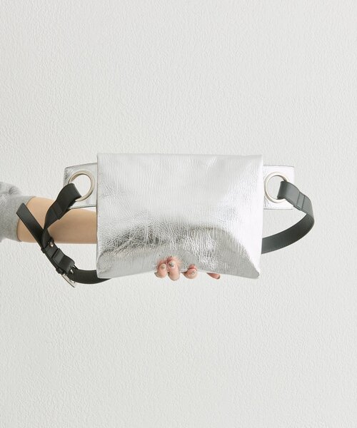 ear PAPILLONNER(イアパピヨネ)の「【kawa-kawa(カワカワ)】NO1533 incasボディバッグM(ショルダーバッグ・レディース・シルバー・FREE)」の3枚目の写真