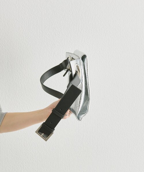 ear PAPILLONNER(イアパピヨネ)の「【kawa-kawa(カワカワ)】NO1533 incasボディバッグM(ショルダーバッグ・レディース・シルバー・FREE)」の4枚目の写真