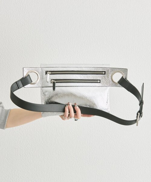 ear PAPILLONNER(イアパピヨネ)の「【kawa-kawa(カワカワ)】NO1533 incasボディバッグM(ショルダーバッグ・レディース・シルバー・FREE)」の5枚目の写真