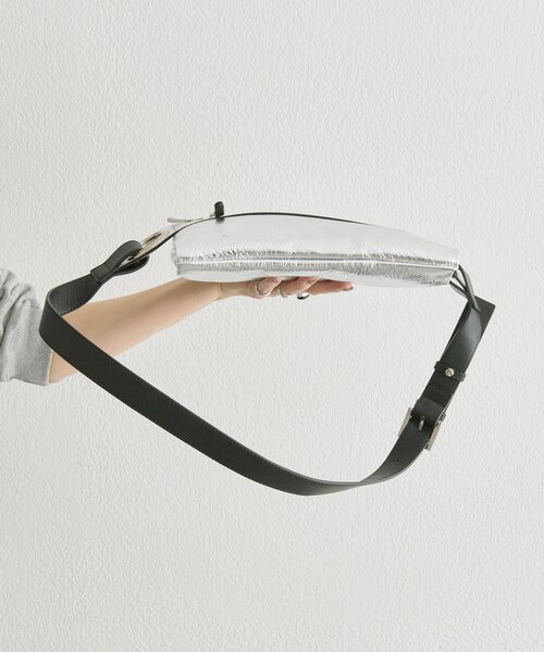 ear PAPILLONNER(イアパピヨネ)の「【kawa-kawa(カワカワ)】NO1533 incasボディバッグM(ショルダーバッグ・レディース・シルバー・FREE)」の6枚目の写真