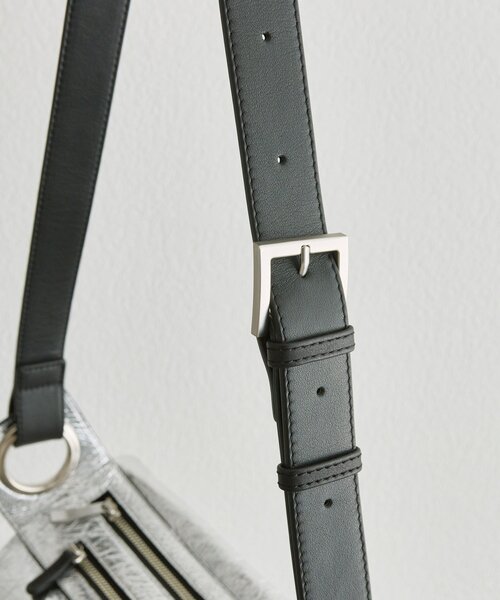 ear PAPILLONNER(イアパピヨネ)の「【kawa-kawa(カワカワ)】NO1533 incasボディバッグM(ショルダーバッグ・レディース・シルバー・FREE)」の8枚目の写真