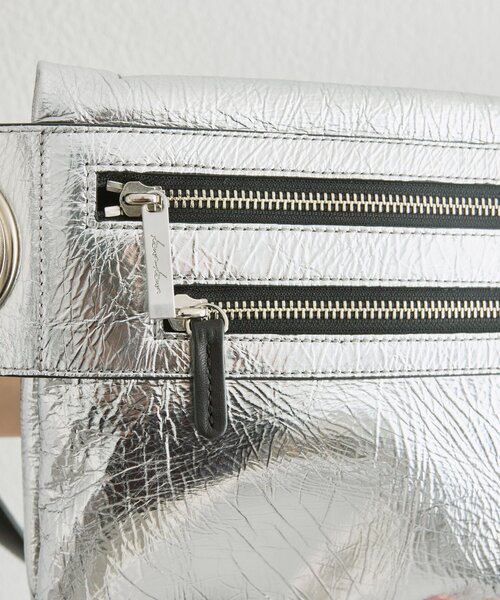 ear PAPILLONNER(イアパピヨネ)の「【kawa-kawa(カワカワ)】NO1533 incasボディバッグM(ショルダーバッグ・レディース・シルバー・FREE)」の9枚目の写真