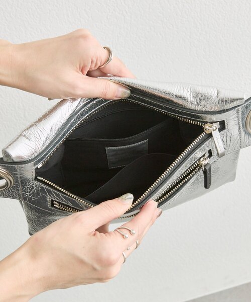 ear PAPILLONNER(イアパピヨネ)の「【kawa-kawa(カワカワ)】NO1533 incasボディバッグM(ショルダーバッグ・レディース・シルバー・FREE)」の10枚目の写真