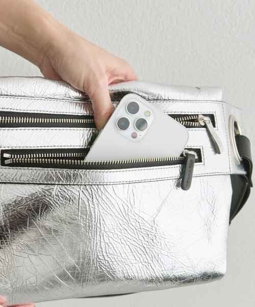 ear PAPILLONNER(イアパピヨネ)の「【kawa-kawa(カワカワ)】NO1533 incasボディバッグM(ショルダーバッグ・レディース・シルバー・FREE)」の11枚目の写真