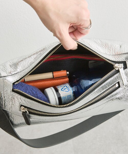 ear PAPILLONNER(イアパピヨネ)の「【kawa-kawa(カワカワ)】NO1533 incasボディバッグM(ショルダーバッグ・レディース・シルバー・FREE)」の13枚目の写真