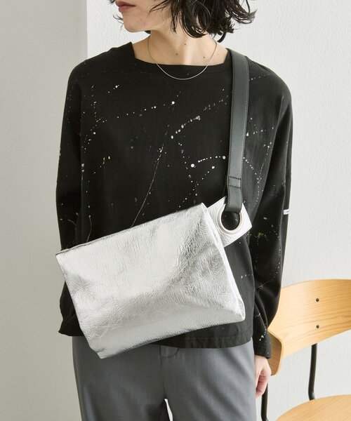 ear PAPILLONNER(イアパピヨネ)の「【kawa-kawa(カワカワ)】NO1533 incasボディバッグM(ショルダーバッグ・レディース・シルバー・FREE)」の16枚目の写真