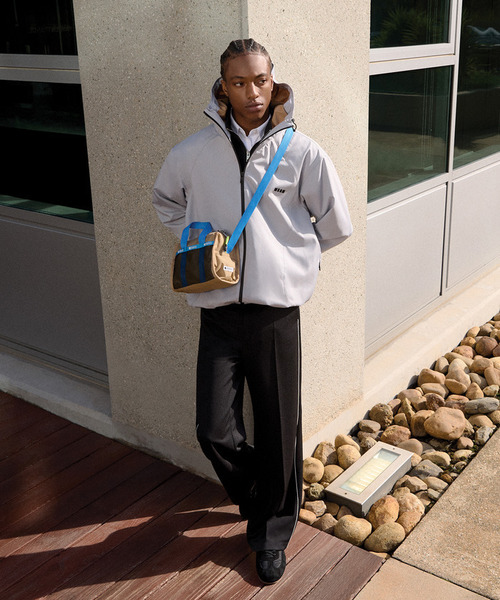 LeSportsac(レスポートサック)の「MSGM METRO XBODY メトロカーキ/ブルー(ショルダーバッグ・レディース・ベージュ・FREE)」の3枚目の写真