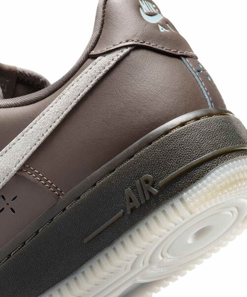 NIKE（ナイキ）の「ナイキ エア フォース 1 ‘07 LV8 ウィメンズシューズ / Nike Air Force 1 '07 LV8 Women's Shoes IR5690-256 Ridgerock（スニーカー・レディース・ダークブラウン・22/22.5/23/23.5/24/24.5/25/25.5/26）」の10枚目の写真