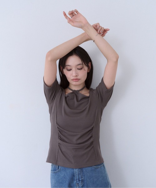 SOYEN(ソイエン)の「ネックストラップウエストギャザートップス(Tシャツ/カットソー・レディース・ブラウン/クリーム・F)」の3枚目の写真
