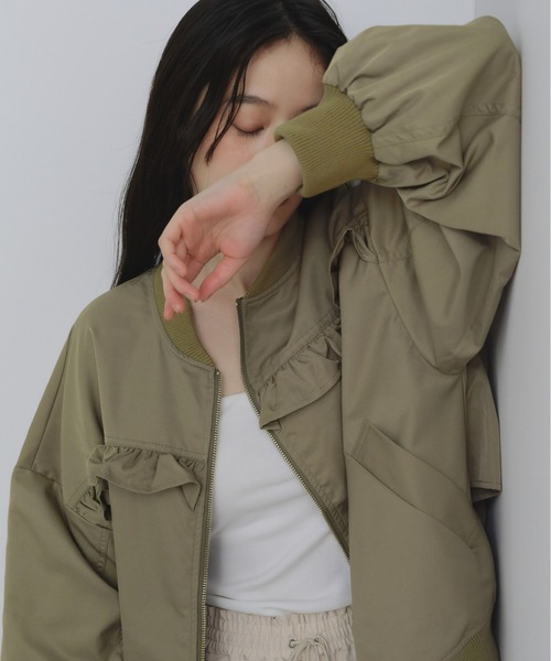 P.V.T(ピーブイティー)の「バックフリルブルゾン(ブルゾン・レディース・カーキ/Black・M)」の2枚目の写真
